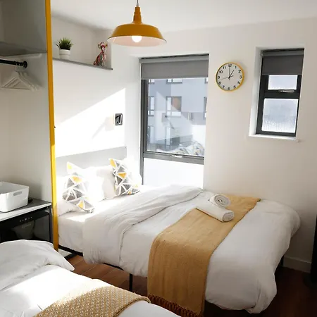 Homestay New Luxury In The Heart Of Next To Shops, Cafes, Bars & Metro With Shared Bathrooms London