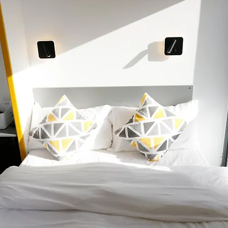Homestay New Luxury In The Heart Of Next To Shops, Cafes, Bars & Metro With Shared Bathrooms London