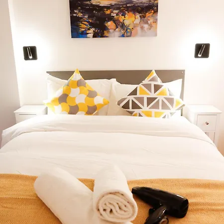 New Luxury In The Heart Of Next To Shops, Cafes, Bars & Metro With Shared Bathrooms Homestay *
