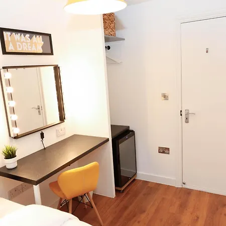 New Luxury In The Heart Of Next To Shops, Cafes, Bars & Metro With Shared Bathrooms