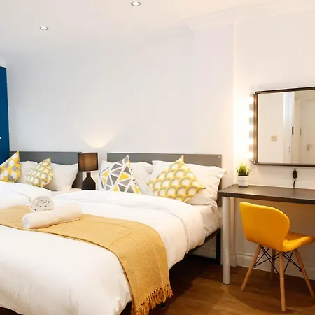 Homestay New Luxury In The Heart Of Next To Shops, Cafes, Bars & Metro With Shared Bathrooms *