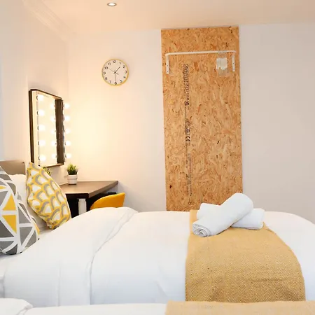 New Luxury In The Heart Of Next To Shops, Cafes, Bars & Metro With Shared Bathrooms