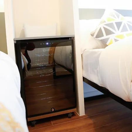 Homestay New Luxury In The Heart Of Next To Shops, Cafes, Bars & Metro With Shared Bathrooms