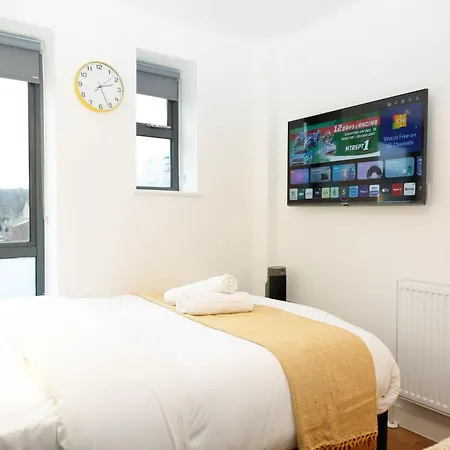 New Luxury In The Heart Of Next To Shops, Cafes, Bars & Metro With Shared Bathrooms * London