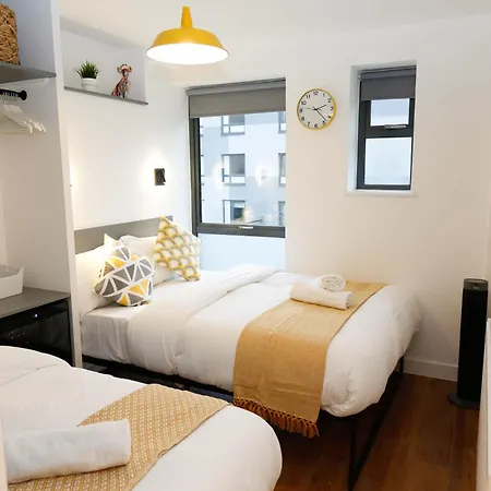 Homestay New Luxury In The Heart Of Next To Shops, Cafes, Bars & Metro With Shared Bathrooms