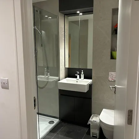 Modern En-suite And Self Catering In Homestay