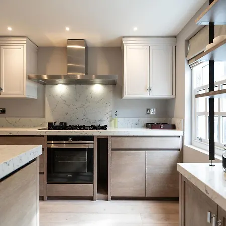 The Chelsea Place - Lovely 4bdr House With Terrace London