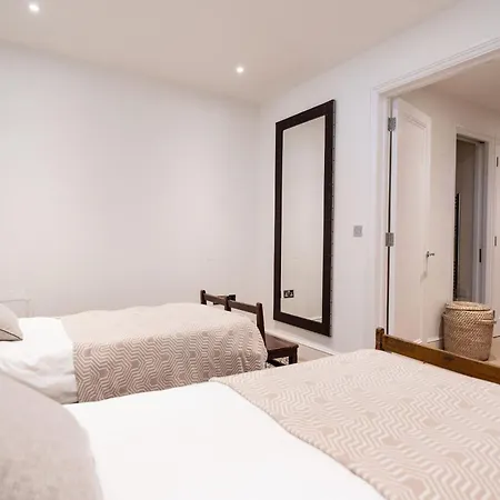 The Chelsea Place - Lovely 4bdr House With Terrace Apartment *