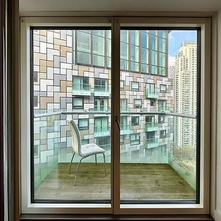 W Balcony In Canary Wharf Apartment London