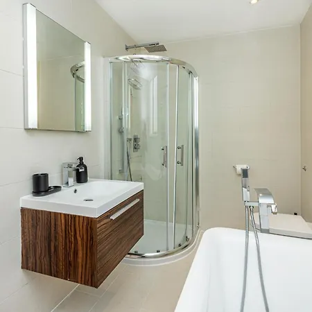 Fantastic Multilevel 3br, Vibrant Angel, 5min Tube Apartment *