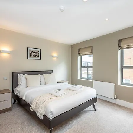Fantastic Multilevel 3br, Vibrant Angel, 5min Tube Apartment London