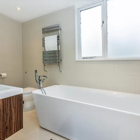 Apartment Fantastic Multilevel 3br, Vibrant Angel, 5min Tube *