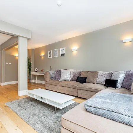 Fantastic Multilevel 3br, Vibrant Angel, 5min Tube Apartment