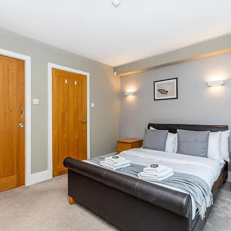 Fantastic Multilevel 3br, Vibrant Angel, 5min Tube Apartment London
