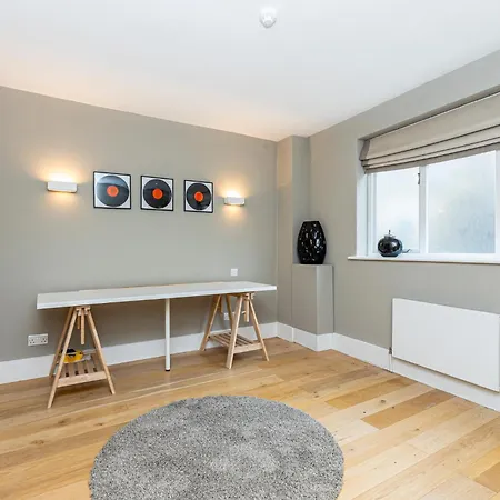 Fantastic Multilevel 3br, Vibrant Angel, 5min Tube Apartment