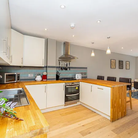 Fantastic Multilevel 3br, Vibrant Angel, 5min Tube Apartment London