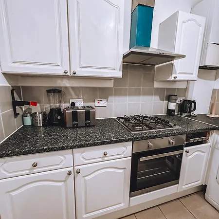 Spacious 3 In Tooting * London