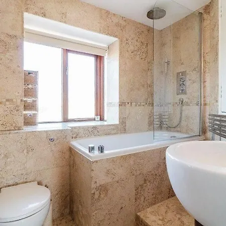 Budget At London Bromley Or Orpington - Near Pruh - Free Parking - Easy Commute From London Bridge - High Value For Money *