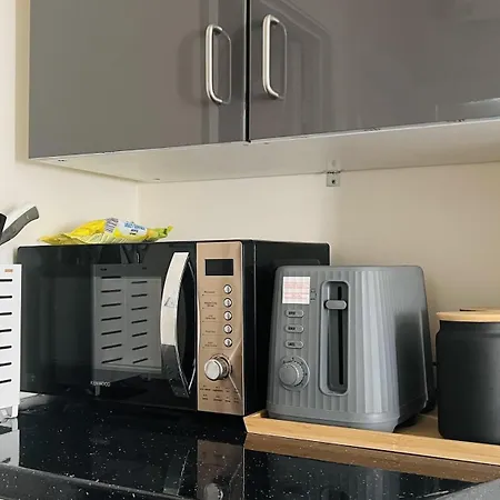 Impeccable 1 Bedroom Flat In Apartment