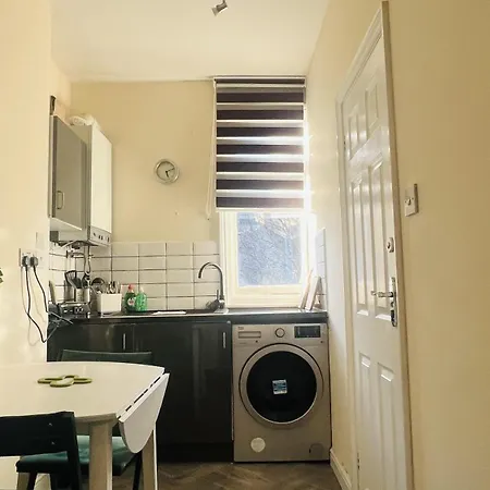 Impeccable 1 Bedroom Flat In Apartment