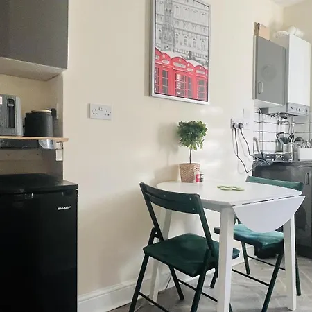 Impeccable 1 Bedroom Flat In Apartment *