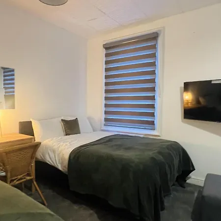 Impeccable 1 Bedroom Flat In Apartment *