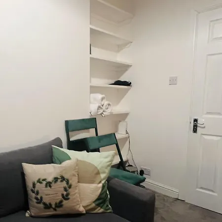 Impeccable 1 Bedroom Flat In * London