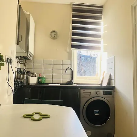 Impeccable 1 Bedroom Flat In London