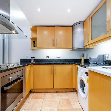 Comfy 2br Flat W Balcony In Canary Wharf Apartment *