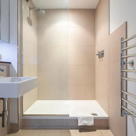 Borough Flat With Views By Underthedoormat London