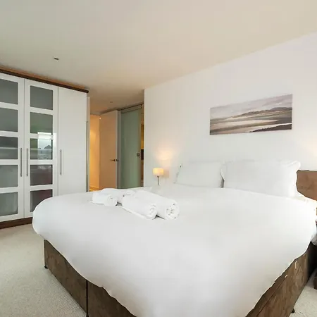 Borough Flat With Views By Underthedoormat London