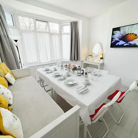 Affittacamere Luxurious House Near Excel- Air Conditioning, 9 Beds, 2 Baths, Garden, Fast Wifi *