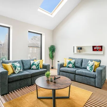 Tottenham- Exquisite 4-bed Retreat With Ping Pong And Pool - Sleeps 7, Free Parking, Contractors & Long Welcome