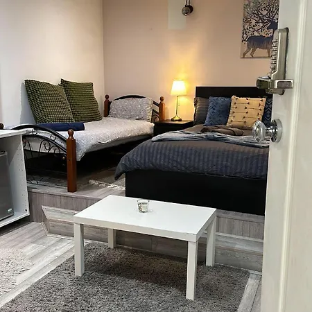 Apartment Acton High Street London