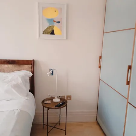 Apartman Beautiful With Underground Parking, Balcony In Kew, Richmond