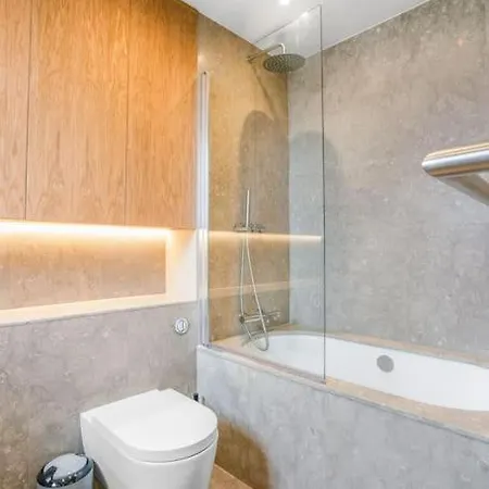 Tottenham- Exquisite 4-bed Retreat With Ping Pong And Pool - Sleeps 7, Free Parking, Contractors & Long Welcome Londres
