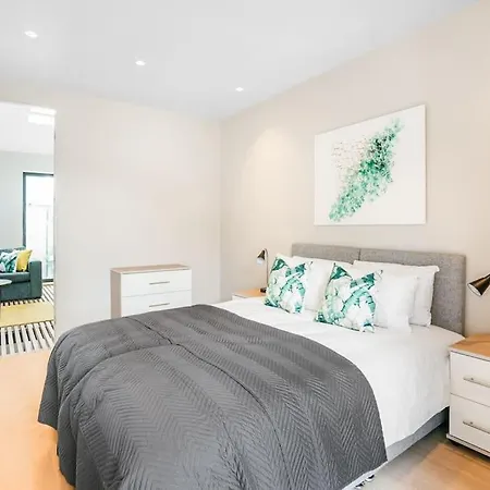 Tottenham- Exquisite 4-bed Retreat With Ping Pong And Pool - Sleeps 7, Free Parking, Contractors & Long Welcome * Londres