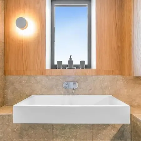 Tottenham- Exquisite 4-bed Retreat With Ping Pong And Pool - Sleeps 7, Free Parking, Contractors & Long Welcome * Londres