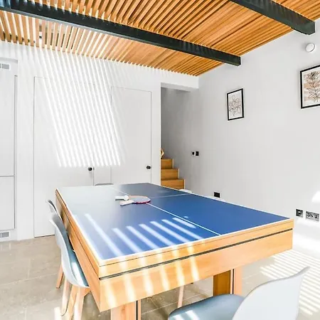 Tottenham- Exquisite 4-bed Retreat With Ping Pong And Pool - Sleeps 7, Free Parking, Contractors & Long Welcome Apartamento Londres