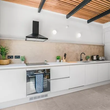 Tottenham- Exquisite 4-bed Retreat With Ping Pong And Pool - Sleeps 7, Free Parking, Contractors & Long Welcome *