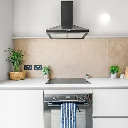 Tottenham- Exquisite 4-bed Retreat With Ping Pong And Pool - Sleeps 7, Free Parking, Contractors & Long Welcome Apartamento Londres