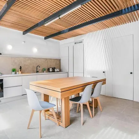 Tottenham- Exquisite 4-bed Retreat With Ping Pong And Pool - Sleeps 7, Free Parking, Contractors & Long Welcome Apartamento *