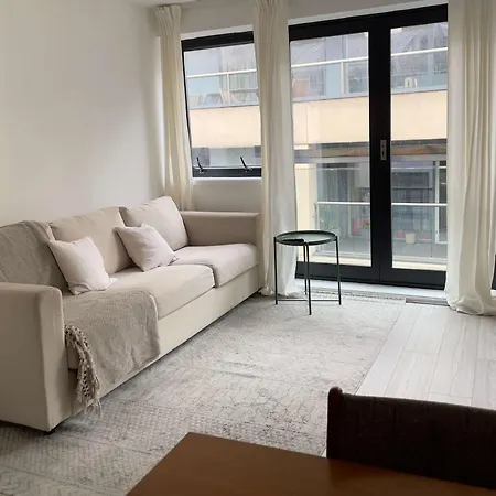 Bright And Beautiful 2bdr Flat Apartment *