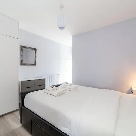Apartment Charming New 1br Flat Wterrace, Shepherd's Bush London