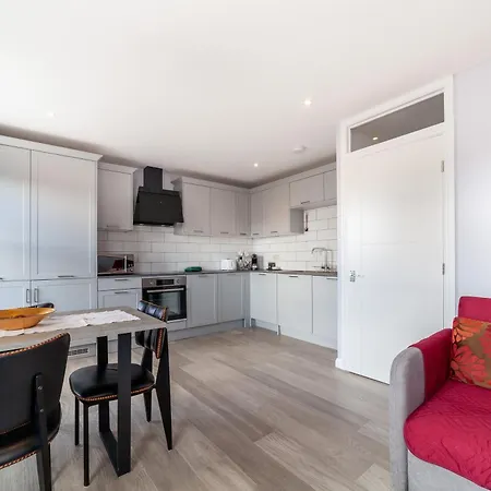 Charming New 1br Flat Wterrace, Shepherd's Bush