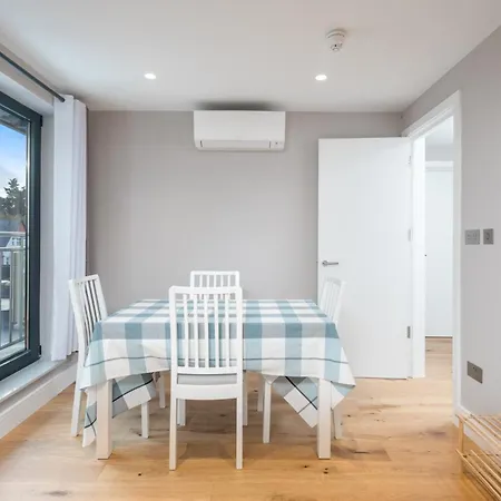 Apartment Two-bedroom Flat Near Wembley, London