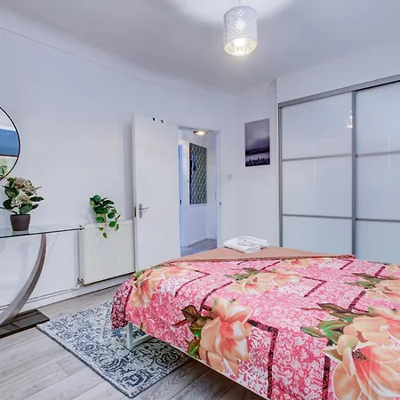 Lovely 2- Bedroom In Apartment *