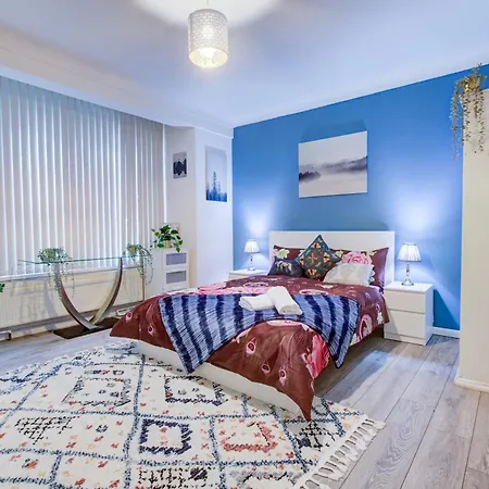 Lovely 2- Bedroom In Apartment *