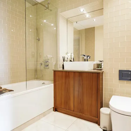 Stunning 2 Bed, 2 Bath High Rise Minutes From Canary Wharf