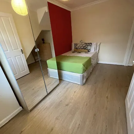 Cozy Urban Retreat: Shared Flat Living In The Heart Of E14